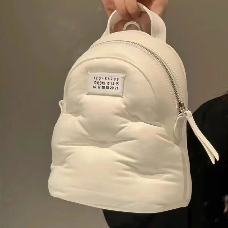 新品小巧真皮質感雲朵後背包 黑 白