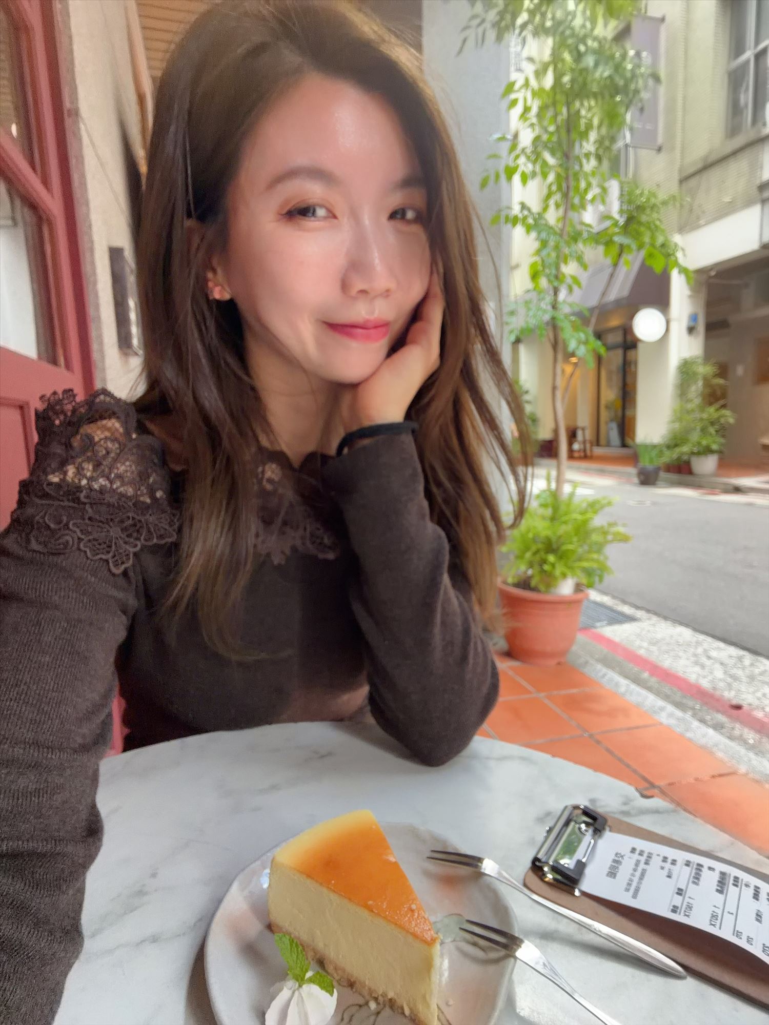 蕾絲緹花一字領長袖針織衫 ♡